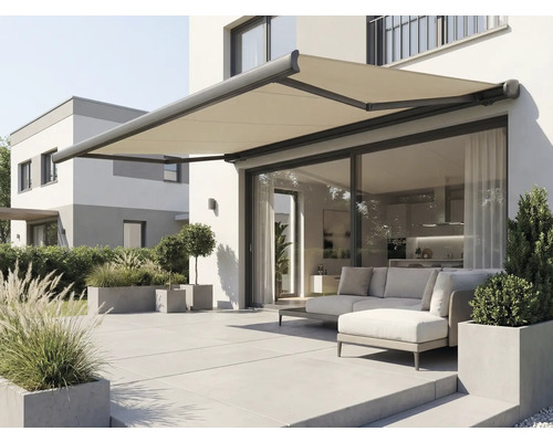 Uitgeschoven knikarmscherm aan een huisgevel boven een terras met tuinmeubilair.