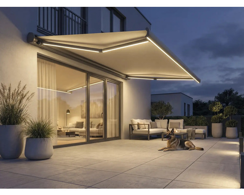 Verlichte luifel boven een terras met tuinmeubelen en een hond