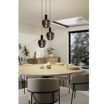 Drie hanglampen met decoratieve lampen boven een eettafel