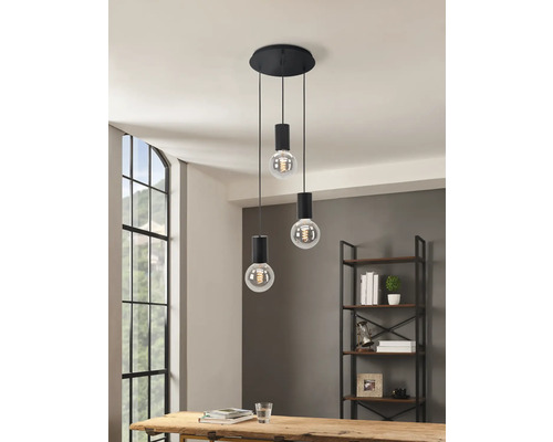 Hanglamp met drie lampen in een moderne woonkamer.