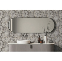 Vliesbehang met steenlook in een moderne badkamer met een ovale spiegel, witte opzetwastafel en geribbeld wastafelmeubel.