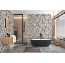 Moderne badkamer met wandtegels in marmerlook, een vrijstaand bad, houten wastafelmeubel en ronde spiegel.