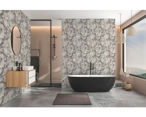 Moderne badkamer met wandtegels in marmerlook, een vrijstaand bad, houten wastafelmeubel en ronde spiegel.