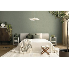 Moderne slaapkamer met groene muur, wit bed, hanglamp en licht tapijt in een georganiseerde, natuurlijke sfeer.