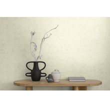 Behang met textuur in een lichte kamer met een houten tafel, decoratieve vazen en een minimalistisch ontwerp.