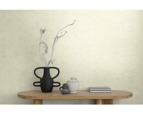 Behang met textuur in een lichte kamer met een houten tafel, decoratieve vazen en een minimalistisch ontwerp.