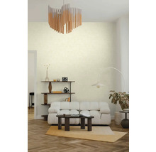 Moderne, lichte woonkamer met structuurbehang, witte modulaire bank, donkerhouten meubels en een opvallende houten kroonluchter.