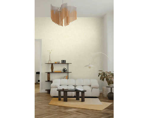 Moderne, lichte woonkamer met structuurbehang, witte modulaire bank, donkerhouten meubels en een opvallende houten kroonluchter.