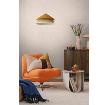 Modern ingerichte woonkamer met een oranje corduroy fauteuil, een houten dressoir, een hanglamp met meerdere niveaus en een bijzettafel.