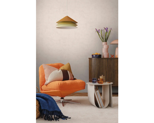 Modern ingerichte woonkamer met een oranje corduroy fauteuil, een houten dressoir, een hanglamp met meerdere niveaus en een bijzettafel.