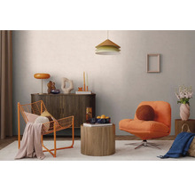 Moderne woonkamer met oranje fauteuil, oranje draadstoel, donkerhouten dressoir, ronde houten tafels en een hanglamp.