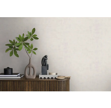 Moderne wanddecoratie met lichte muurverf, een houten dressoir, een vaas met een groene tak en decoratieve objecten.