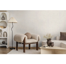 Licht ingerichte woonkamer in moderne stijl met houten fauteuil, vloerlamp met geplooide kap en een witte kast met organische vormen.