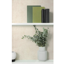Vliesbehang beige, fijne structuur, witte wandplank met boeken en eucalyptus in vaas.
