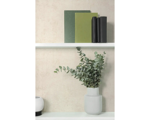 Vliesbehang beige, fijne structuur, witte wandplank met boeken en eucalyptus in vaas.