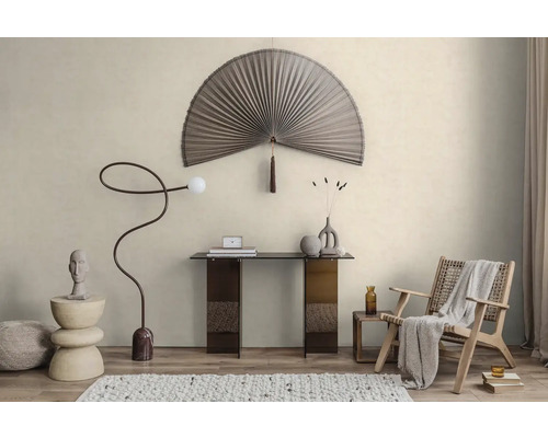 Lichte minimalistische kamer met waaiervormige wanddecoratie, glazen tafel, gebogen vloerlamp en houten fauteuil op een gestructureerd tapijt.