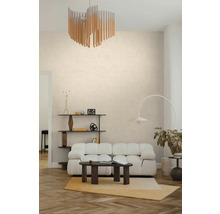 Lichte woonkamer met beige structuurbehang, witte modulaire bank, moderne kroonluchter en houten salontafel op visgraatparket.