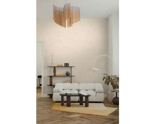 Lichte woonkamer met beige structuurbehang, witte modulaire bank, moderne kroonluchter en houten salontafel op visgraatparket.