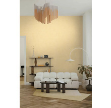 Lichte woonkamer met gele muurverf, witte bank, donkere salontafel en moderne hanglamp op een visgraatvloer.