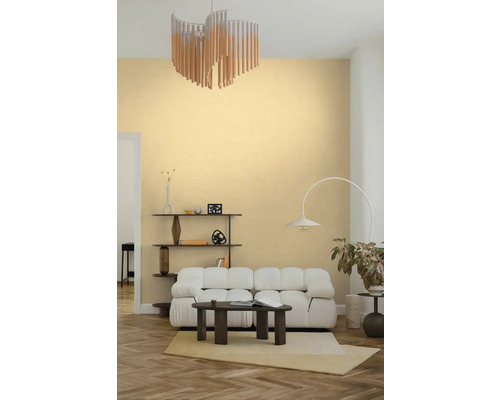 Lichte woonkamer met gele muurverf, witte bank, donkere salontafel en moderne hanglamp op een visgraatvloer.