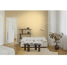 Lichte woonkamer met beige muurverf, witte bank, donkerhouten salontafel, booglamp en visgraatparket.