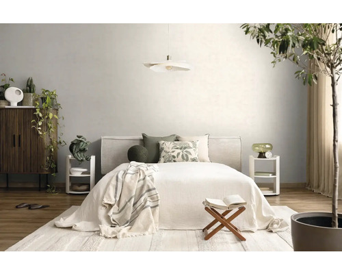 Lichte, georganiseerde slaapkamer met bed, witte hanglamp, houten meubels en kamerplanten. Gebruik van natuurlijk textiel en hout.