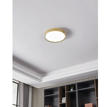 Plafondlamp met houten frame in een woonkamer