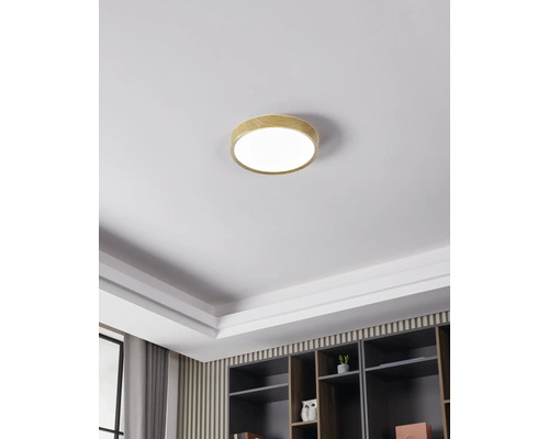 Plafondlamp met houten frame in een woonkamer