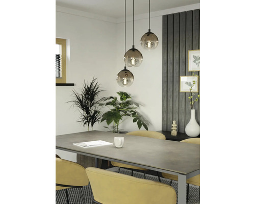 Eettafelscène met hanglamp en planten