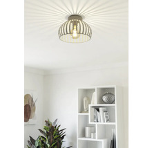 Plafondlamp met gestreepte lampenkap in de woonkamer.