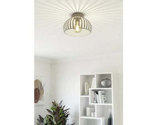 Plafondlamp met gestreepte lampenkap in de woonkamer.