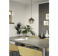 Eetkamer met eettafel, stoelen en hanglamp met glazen bol