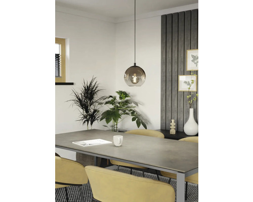 Eetkamer met eettafel, stoelen en hanglamp met glazen bol