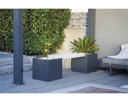 Tuinscene met plantenbakken en een zitbank buiten