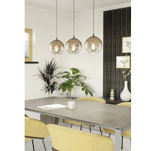 Eettafel met hanglamp met drie lampen en glazen bolvormige lampenkappen