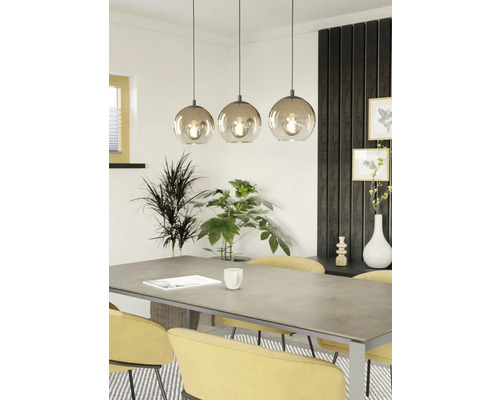 Eettafel met hanglamp met drie lampen en glazen bolvormige lampenkappen