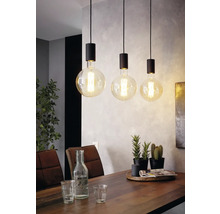 Scene met eettafel en drie hanglampen met ronde lampen
