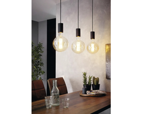 Scene met eettafel en drie hanglampen met ronde lampen