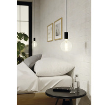 Slaapkamer met nachtkastje en hanglamp