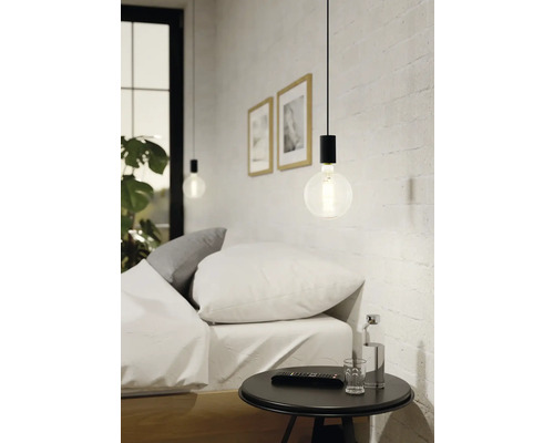 Slaapkamer met nachtkastje en hanglamp