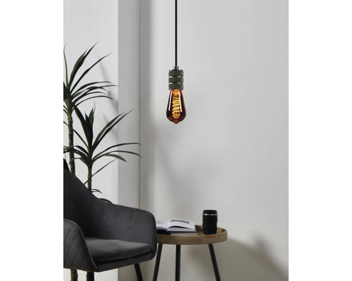Hanglamp met gloeilamp in een woonkamer.