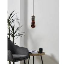 Hanglamp met amberkleurig glas in een woonkamerscène.