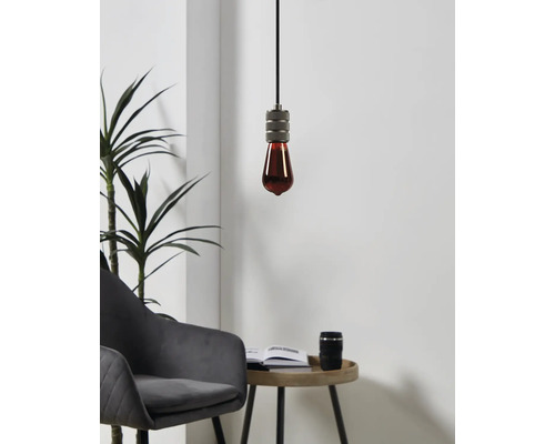 Hanglamp met amberkleurig glas in een woonkamerscène.