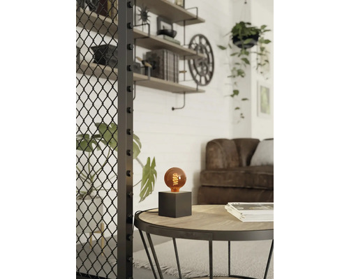 Woonkamer met tafellamp en plank