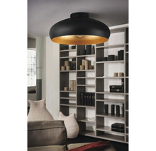 Zwarte plafondlamp met goudkleurige binnenkant in een woonkamer