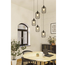 Eetkamer met eettafel, stoelen en meervlammige hanglamp met draadgaas