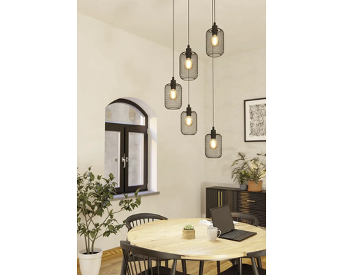 Eetkamer met eettafel, stoelen en meervlammige hanglamp met draadgaas