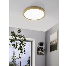 Ronde plafondlamp met houten frame aan het plafond
