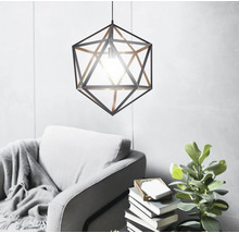 Geometrische hanglamp boven fauteuil en bijzettafel in een woonkamer.