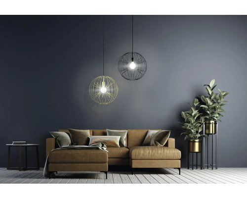 Woonkamer met bank, kamerplanten en twee hanglampen